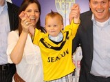 Bebê assina com time de futebol